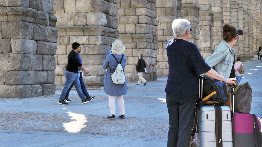 Es muy habitual ver turistas con maletas y bolsas a los pies del Acueducto, buscando el alojamiento que han contratado en la zona del centro y el casco antiguo de la ciudad. / Kamarero