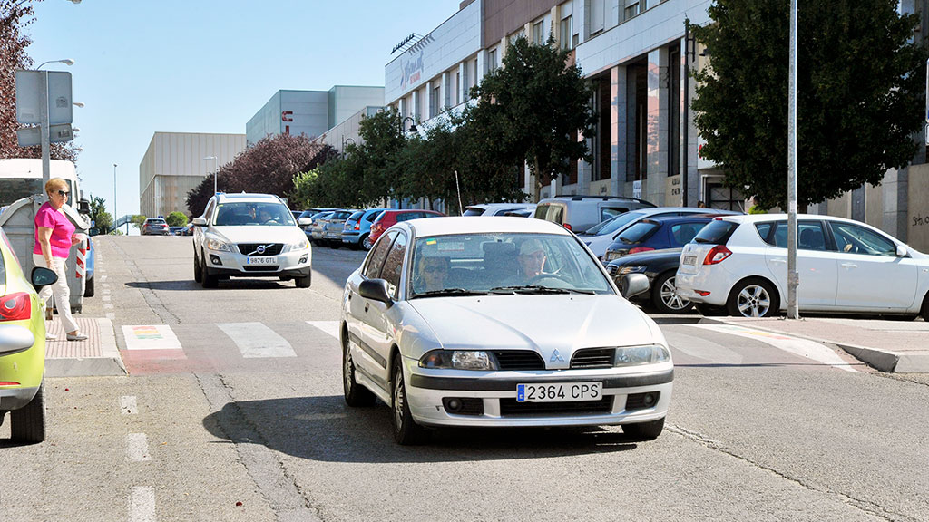 Uno de los pasos elevados que hay en el barrio de Nueva Segovia y que según la asociación de vecinos no son suficientes para evitar atropellos. / Kamarero