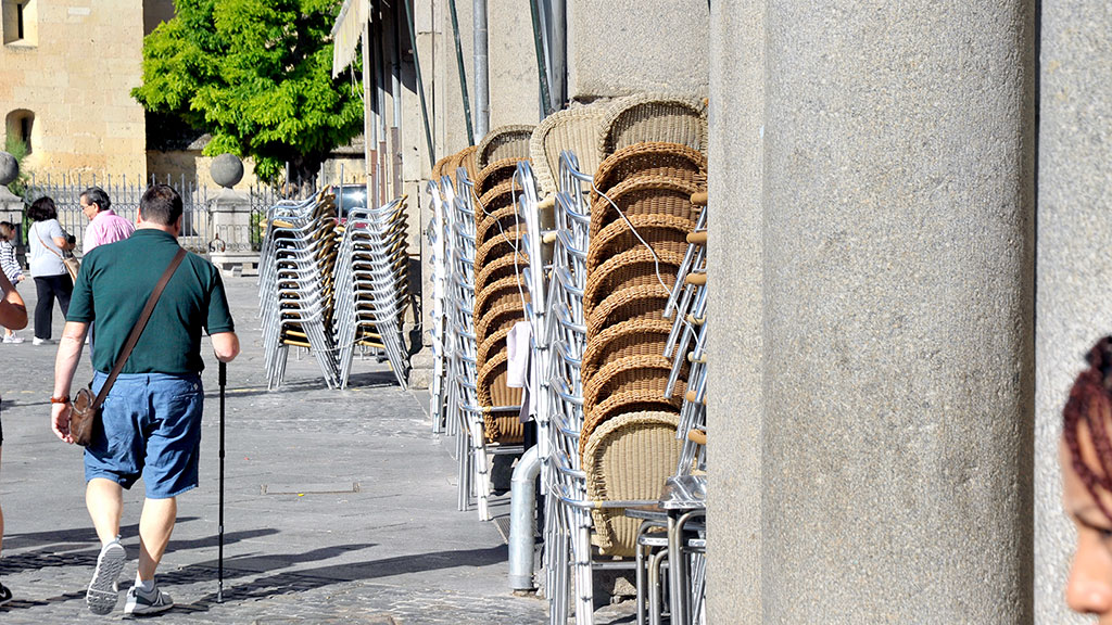 Sillas y mesas de terrazas de hostelería en la Plaza Mayor de Segovia esta semana. / Kamarero