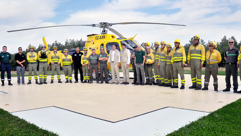 Alfonso Fernández Mañueco, en el centro, acompañado por el consejero de Medio Ambiente, junto a los trabajadores contra la extinción de incendios de Las Casillas. / KAMARERO