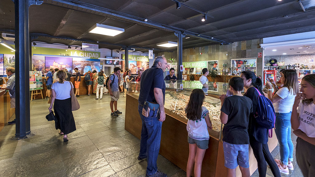 Los servicios turísticos registran buenos indicadores este mes en Segovia 1 El Centro de Recepción de Visitantes de la ciudad, situado en el Azoguejo, ha recibido este mes miles de visitantes en momentos puntuales. / Kamarero