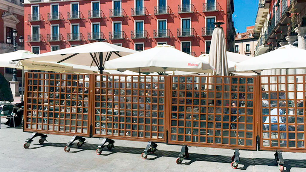 Cerramiento de una terraza de hostelería en la Plaza Mayor de Valladolid. / E. A.