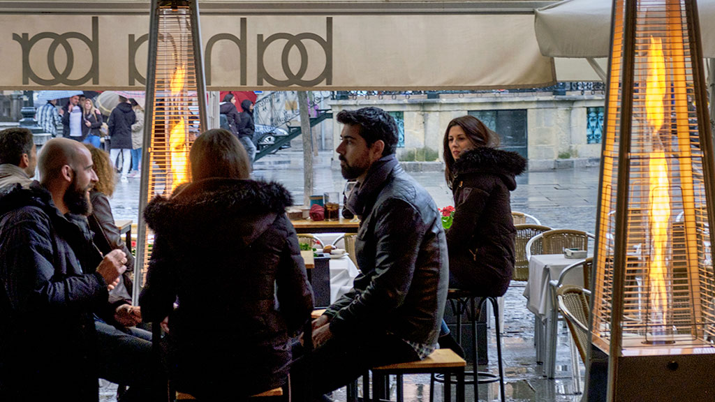 La generalización de las terrazas a lo largo de todo el año motiva que el sector reclame nuevas posibilidades. / Kamarero