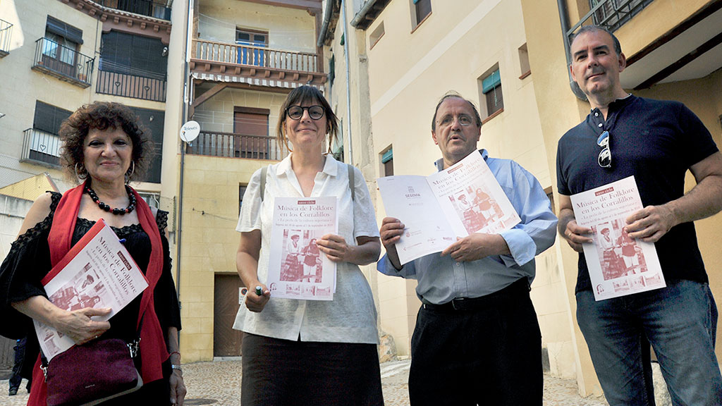 Presentación del XXIII ciclo ‘Música de Folklore’ en el Corralillo del Rastrillo. / Kamarero