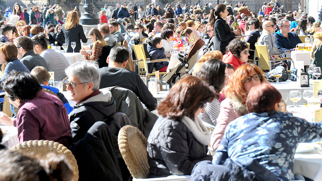 Decenas de personas llenan las terrazas de la Plaza Mayor de Segovia. / Kamarero
