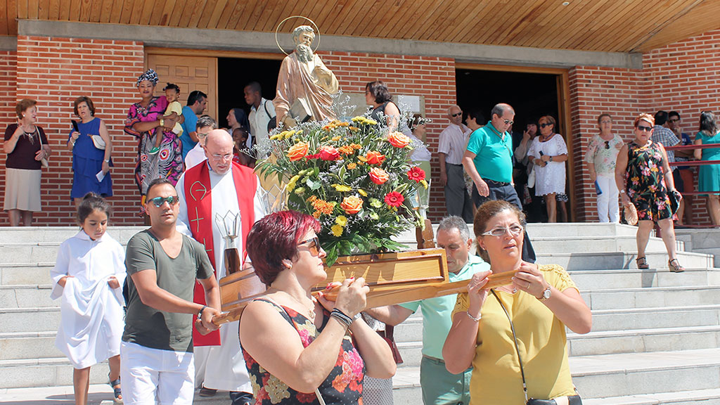 Inicio de la procesión con la imagen de San Mateo en andas  el año pasado. / E. A.