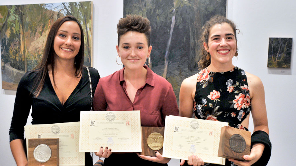 De izquierda a derecha, las pintoras pensionadas cuyos trabajos han sido galardonados en esta edición del Curso de Pintura del Paisaje: Elia Rosa Estévez, Irene Anguita y María Garres. / Kamarero