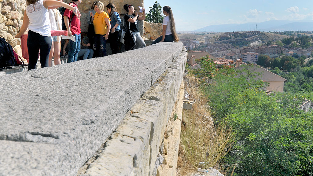 Los turistas han vuelto al punto del muro del Postigo del Consuelo que fue vallado por precaución el domingo. / Kamarero
