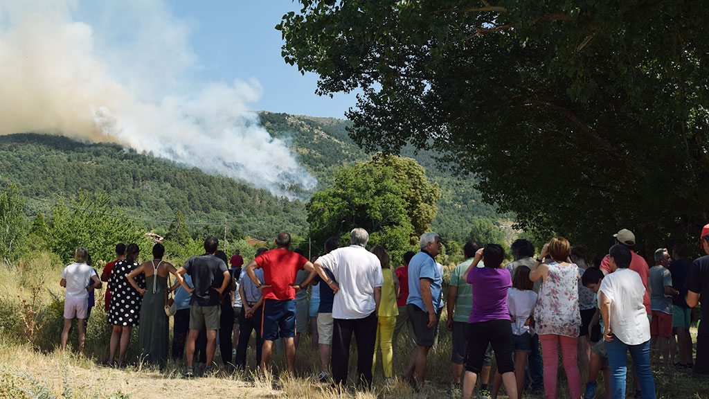 Vecinos de la zona observan el incendio en la sierra. / Rocío Pardos