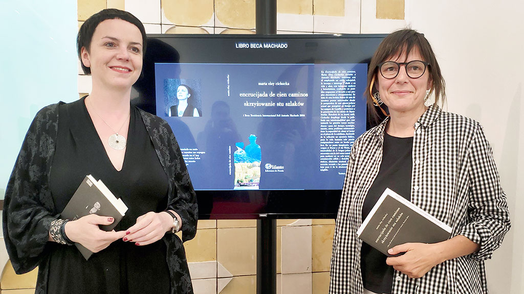 Marta Eloy Cichocka, autora del libro ‘Encrucijada de cien caminos’, junto a la concejala de Cultura, Gina Aguiar, en la Casa de la Lectura. / E. A.