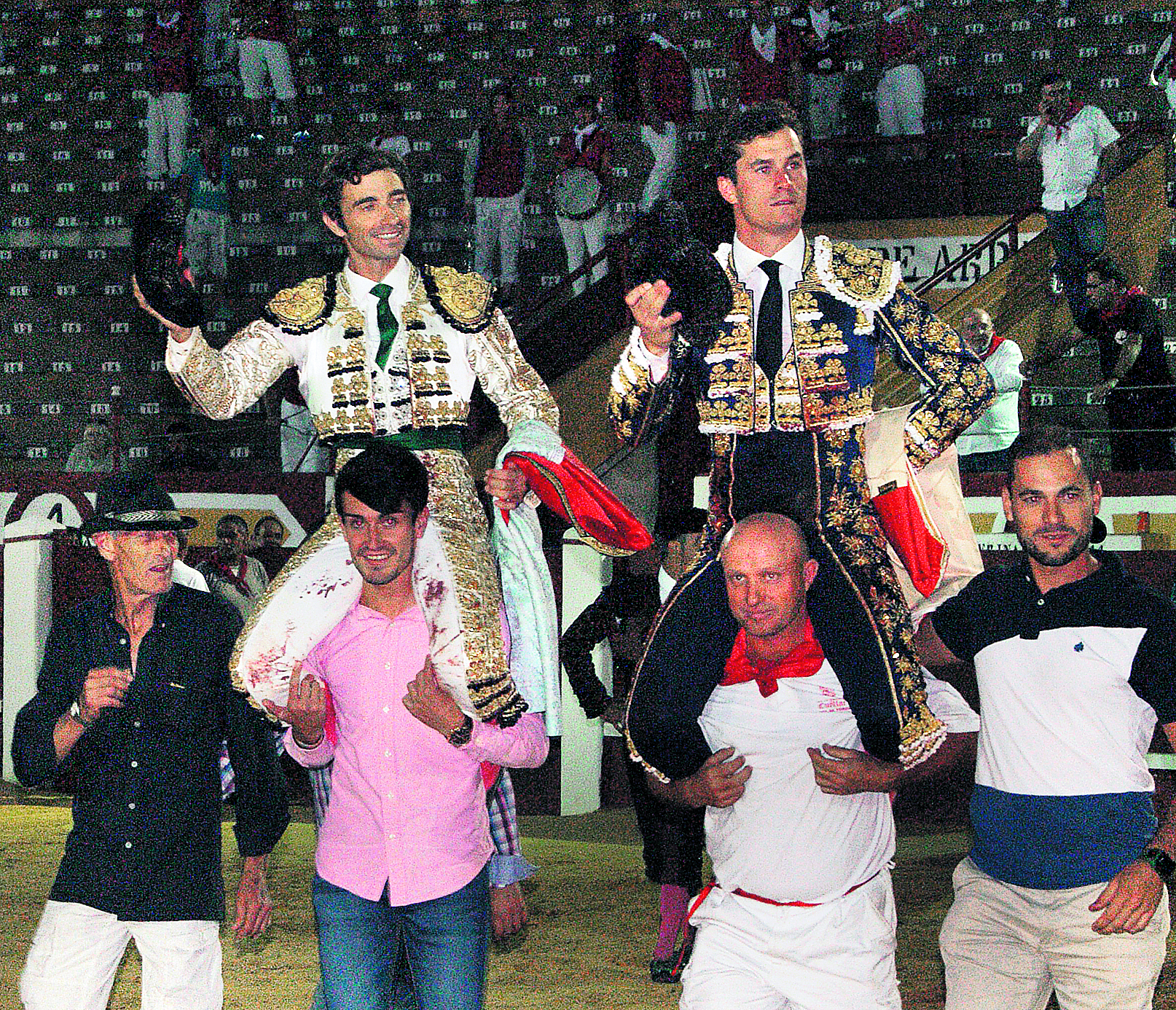 Fernando Robleño y Javier Herrero salen en hombros de la plaza de Cuéllar. / A.M.