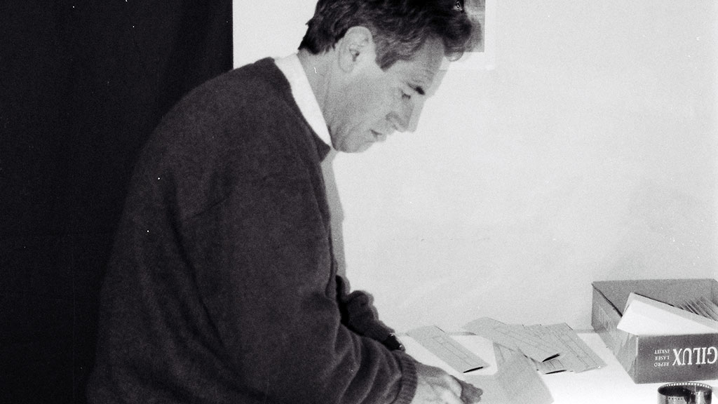 Fernando Peñalosa, pasión por las personas 1 Fernando Peñalosa en el laboratorio de la redaccion de El Adelantado cuando el diario tenía su sede en la calle de San Agustín.