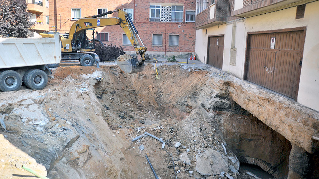 La maquinaria pesada realiza tareas de desescombro en la plaza de Aurelio Hernández, donde se produjo el socavón. / Kamarero