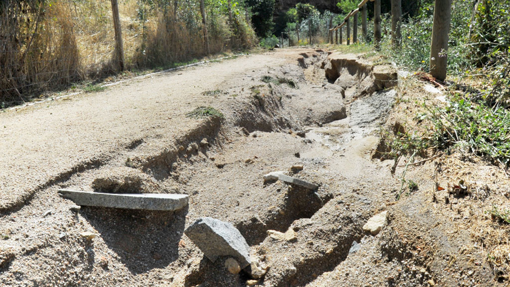 Camino afectado por el reventón del colector del Molino de los Señores con aguas residuales. / Kamarero