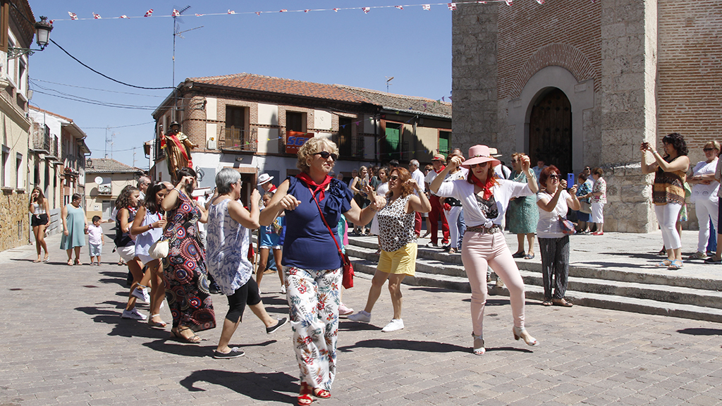 Varias caucenses bailan la primera jota tras el comienzo de la procesión. / Nerea Llorente