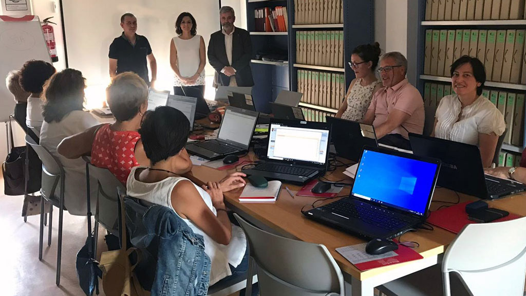 Los participantes en el curso atienden las explicaciones con la diputada Sara Dueñas presente. / E.a.
