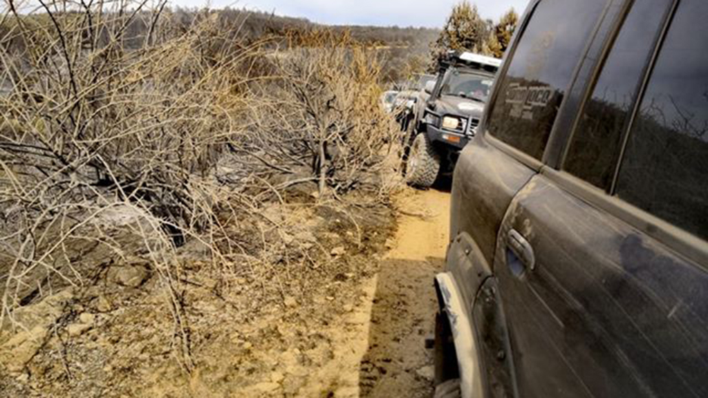 Voluntarios con vehículos cuatro por cuatro han ofrecido su apoyo para los trabajos, una vez controlado el incendio. / E. A.