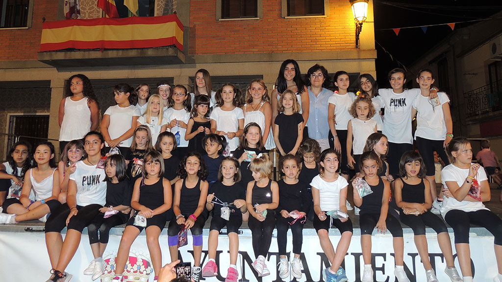 Éxito de los jóvenes de Cantimpalos en la exhibición de bailes modernos 1 Los niños de Cantimpalos deslumbraron con sus actuaciones en la Plaza Mayor. / E.A.