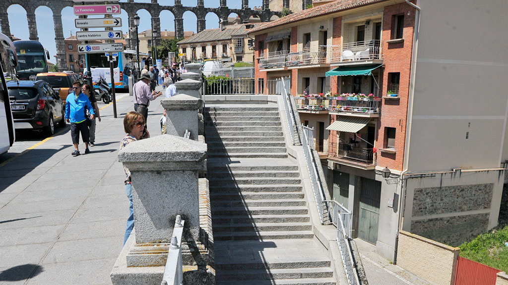 Escaleras que conectan Vía Roma con la calle Gascos. / Kamarero