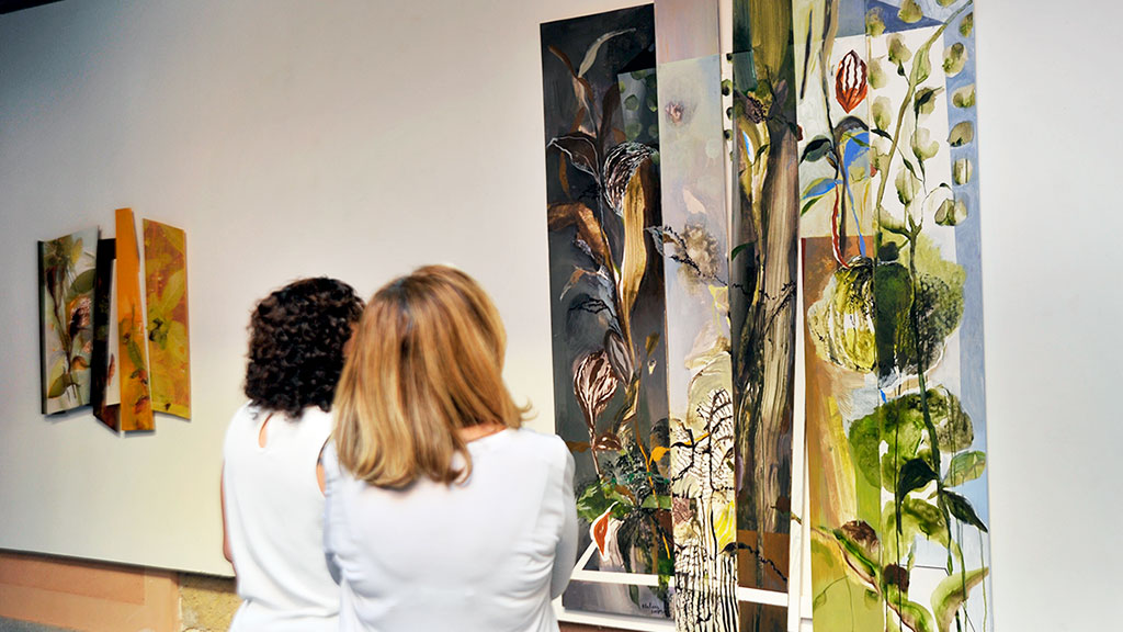 Dos visitantes contemplan el díptico ‘Luz de sombra’ de Eloísa Sanz. / Kamarero