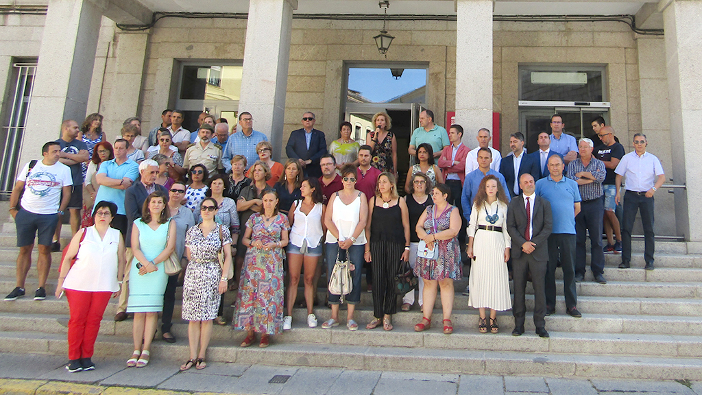 Concentración ayer al mediodía en la puerta de la Subdelegación del Gobierno en Segovia. / E. A.