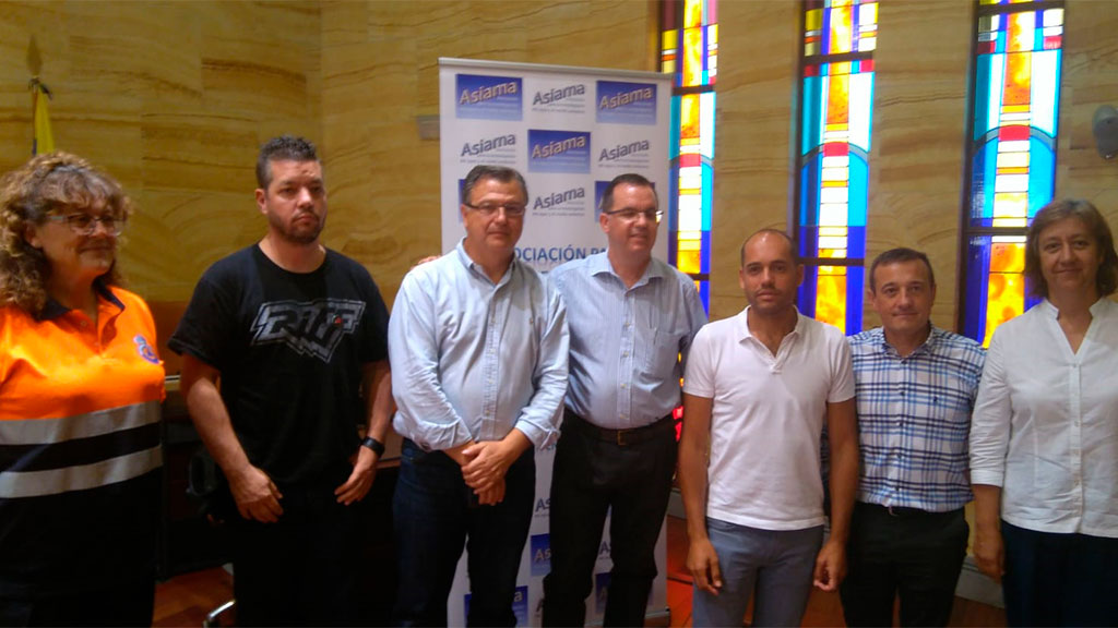 Participantes en la jornada medioambiental, con el alcalde del Real Sitio, Samuel Alonso. / E.A.