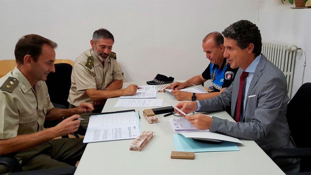 Integrantes de la comisión mixta que se ha constituido recientemente con representantes de las dos partes. / E. A.