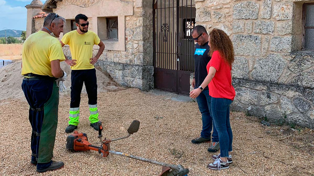 La diputada de Empleo, durante su visita a Torre Val de San Pedro. / E.A.