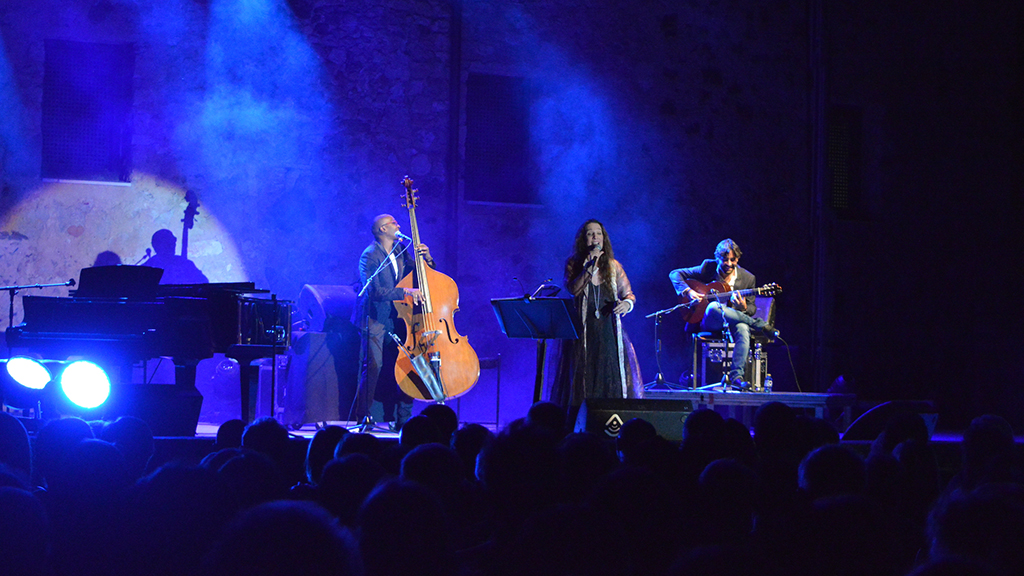 Imagen del concierto de Dulce Pontes que cerró la 44 edición del MUSEG en el Jardín de los Zuloaga. / El Adelantado