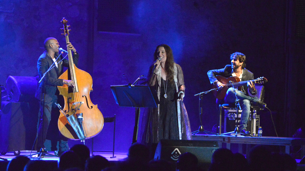 Dulce Pontes despide el Museg con sus fados 1 Dulce Pontes, acompañada por Yelsy Heredia (izquierda) y Daniel Casares (derecha). /e.a.