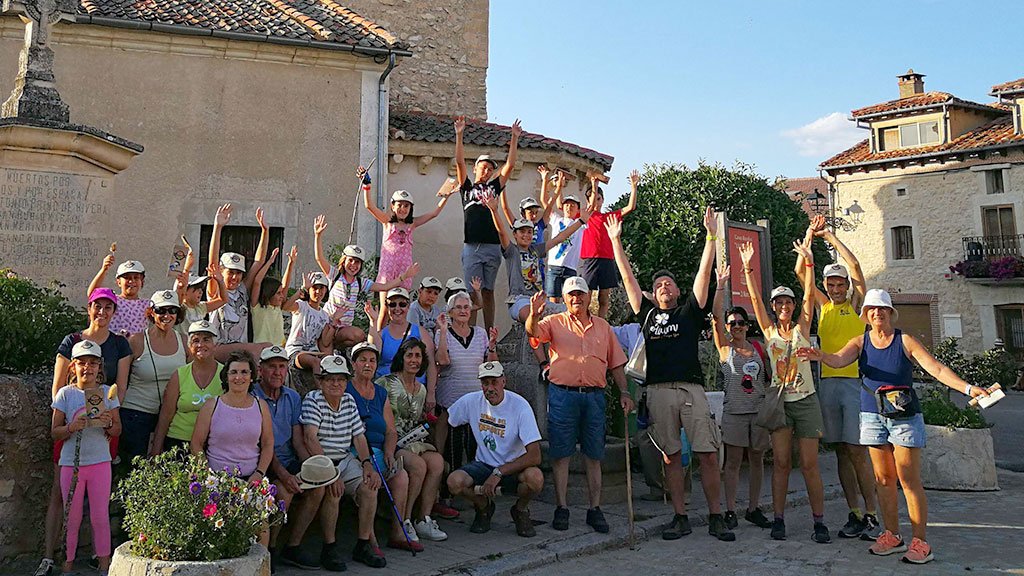 Los ‘Pequeños Exploradores’ se despiden en Armuña de esta edición 1 Los participantes de una de las expediciones posan en su recorrido por los municipios de la provincia. / E. A.