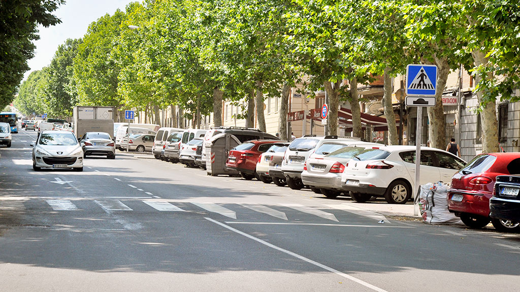 Varias plazas de aparcamiento en la avenida de la Constitución suelen estar ocupadas por vehículos de otras zonas. / Kamarero