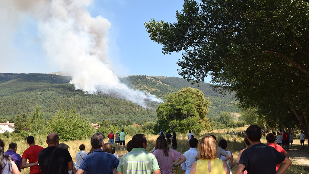 El PSOE dice que la iniciativa de Escudero es "inoportuna" e "inútil" 1 El incendio forestal causó una gran expectación desde el primer momento. / Rocío Pardos