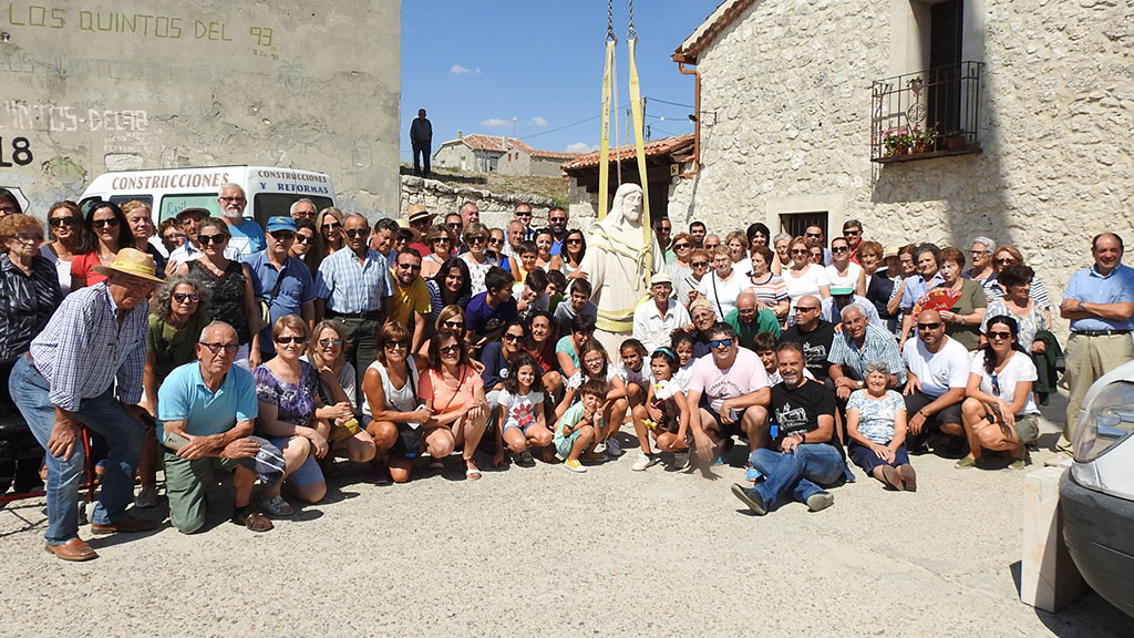 Los vecinos de Fuentepiñel se hicieron la foto de familia con la escultura antes de subirla a la torre. / el adelantado