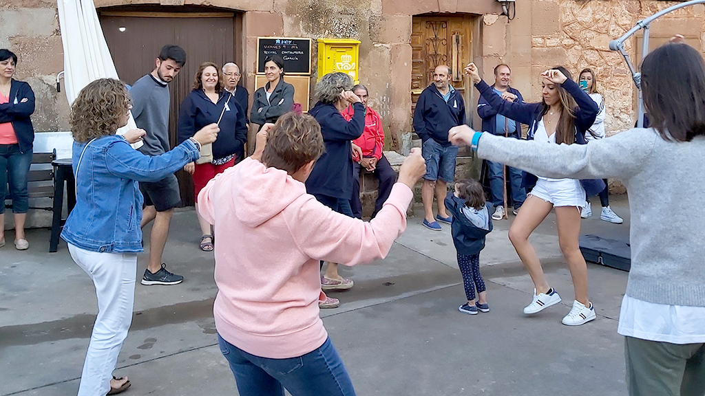 100 años defendiendo Castilla 1 Bailando la jota en Tarancueña, debajo del mosaico conmemorativo de la redacción del libro de Luis Carretero y Nieva “La cuestión regional en Castilla la Vieja”. /EL ADELANTADO