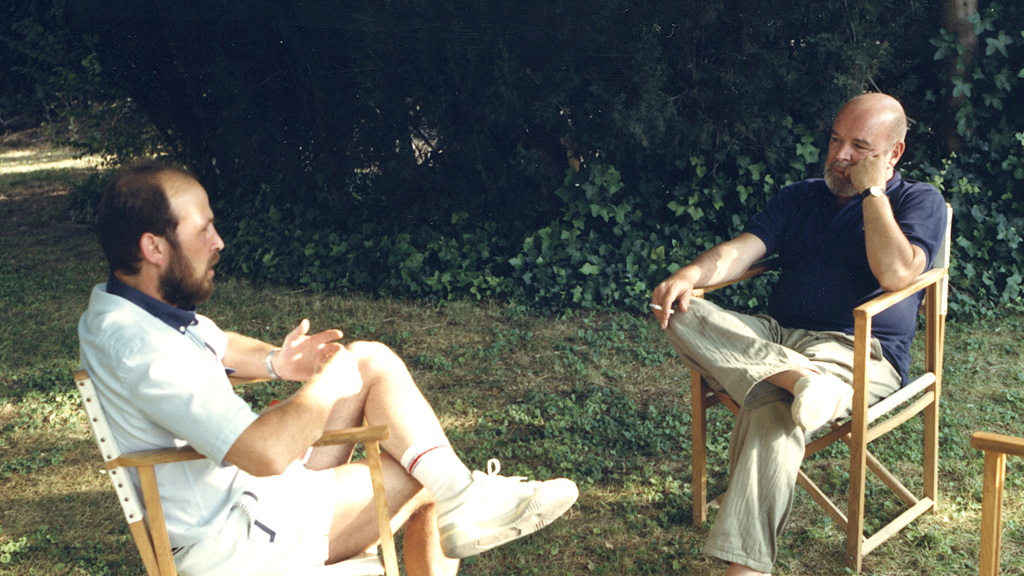 La última visita de Gil de Biedma a Nava 1 Amador Marugán y Gil de Biedma durante la entrevista en agosto de 1988 en el Jardín de los Melancólicos. / D. r.