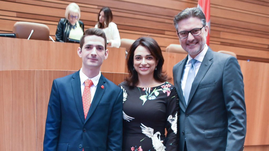 De izquierda a derecha, Sergio Iglesias, Alicia Palomo y José Luis Vázquez, procuradores en las Cortes. / El adelantado