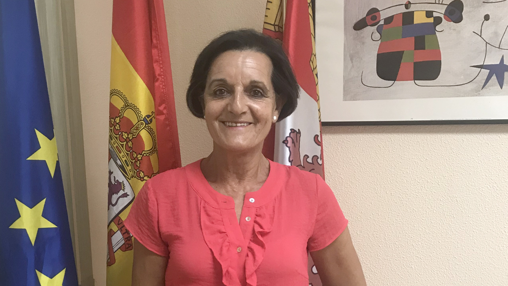 “Tenemos que cuidar, mejorar y modernizar todos los servicios actuales” 1 La nueva alcaldes de Escalona de Abajo estrenando el despacho del Ayuntamiento. / El adelantado