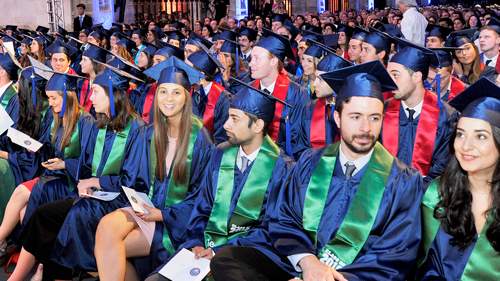 Se implantan tres grados y un máster en la Universidad de lE de Segovia 1 Los alumnos de la Universidad de la IE en la Graduación de este año. /Kamarero