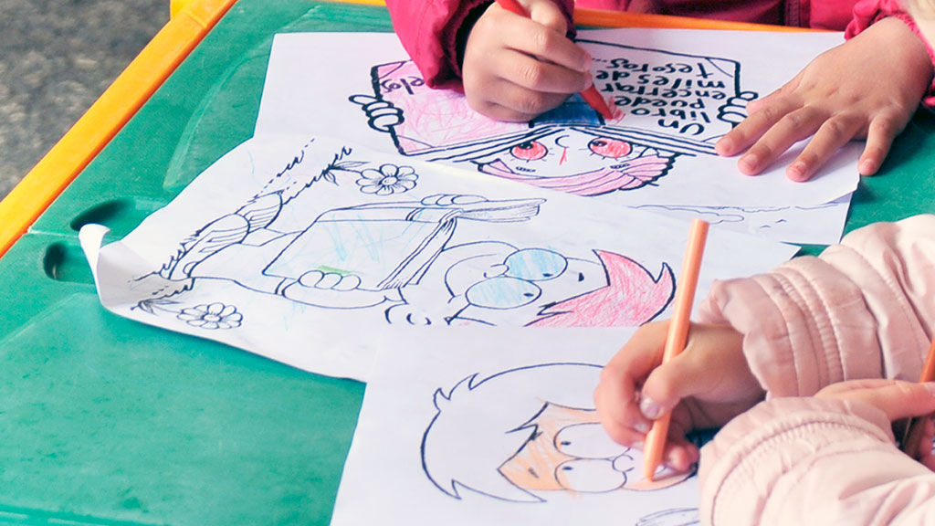 Varios niños pintan durante las actividades organizadas con motivo del pasado Día del Libro. / Kamarero