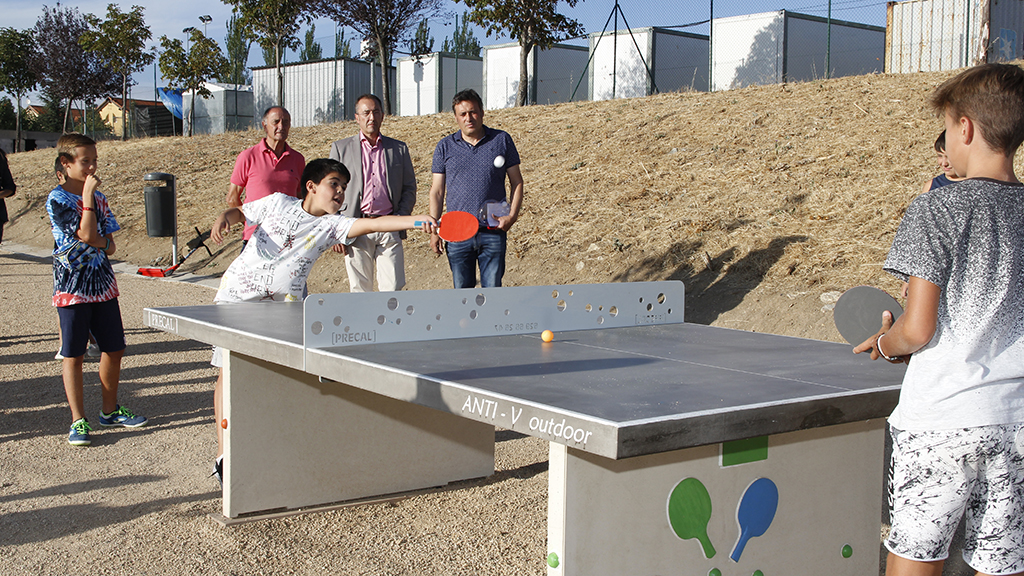 Primeras partidas en la mesa de ping pong ante la mirada del alcalde y varios concejales en la tarde de inauguración. / NEREA LLORENTE