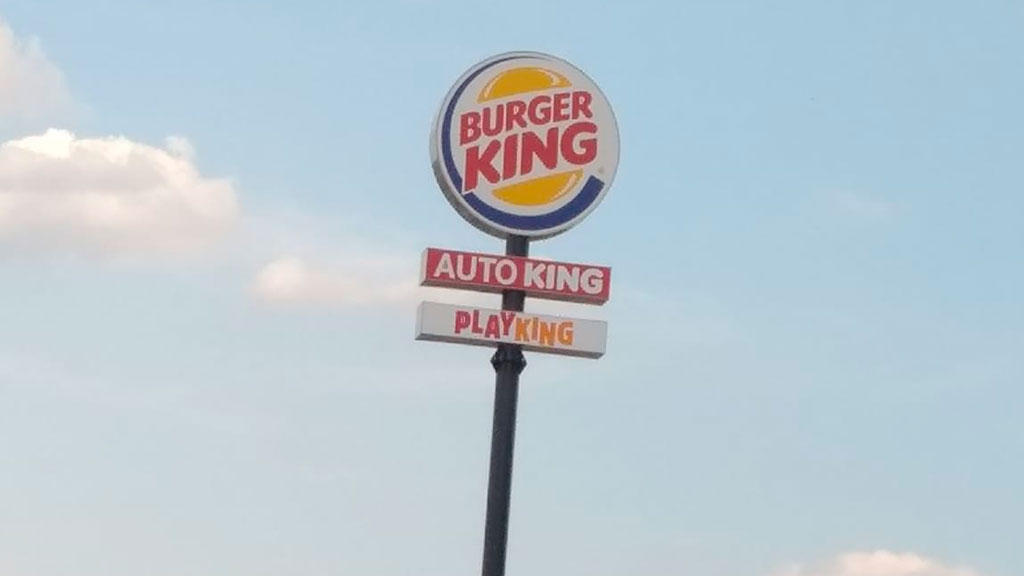 El cartel se ubica junto a la carretera de La Granja. / el adelantado