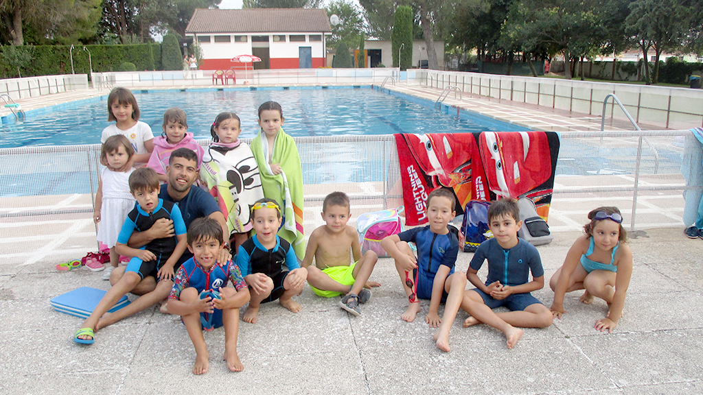 Algunos de los participantes en los cursos de natación. / El Adelantado