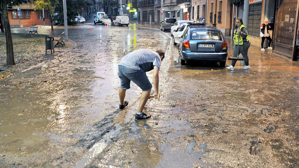 El agua dejó la acera y la calzada llena de barro en puntos como Somorrostro, en el barrio de Santa Eulalia. / Kamarero