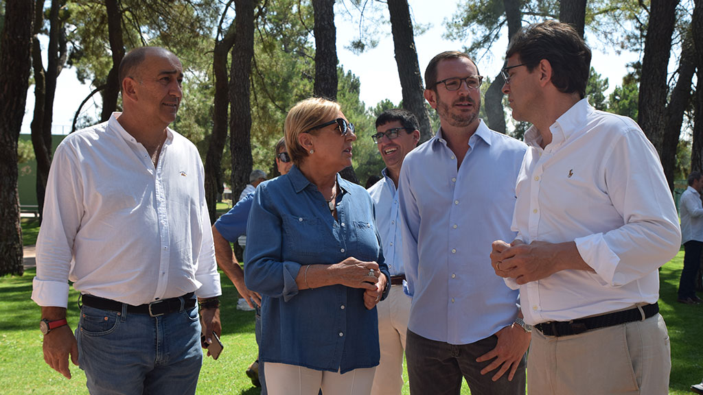Javier Maroto conversa con los populares segovianos en Cantalejo. / R.PARDOS