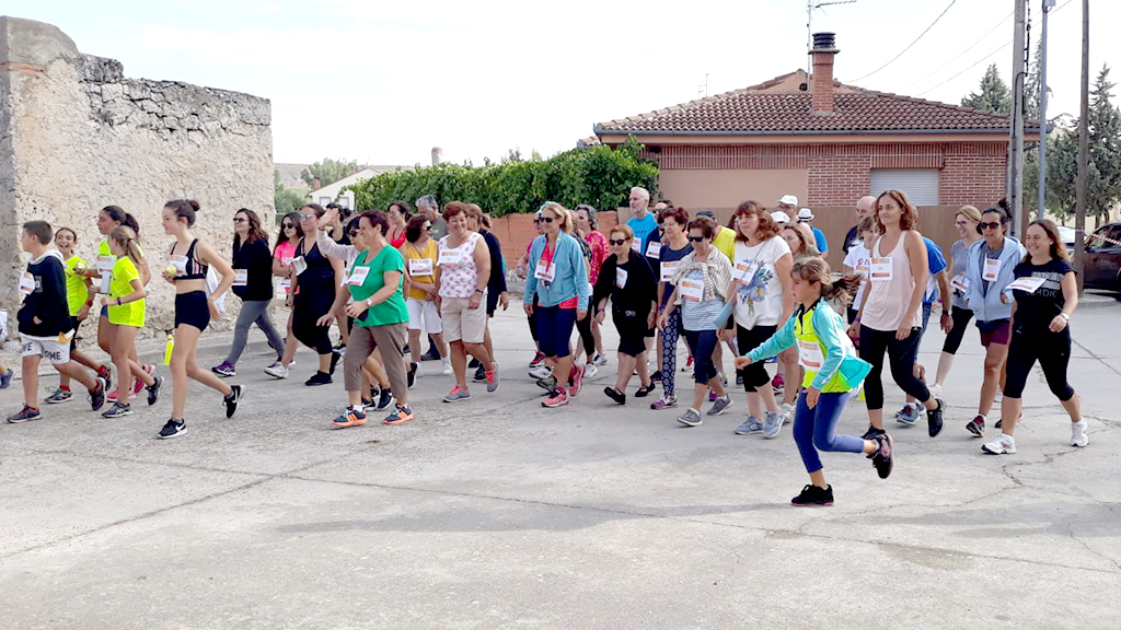 Marcha solidaria en Torrecilla del Pinar 1 Niños, jóvenes y mayores han mostrado su compromiso en la lucha contra la violencia de género participando en una marcha solidaria. / E. A.