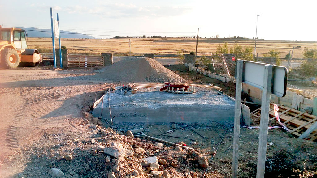 Ya está preparada la base para la instalación del cartel publicitario. / E.A.