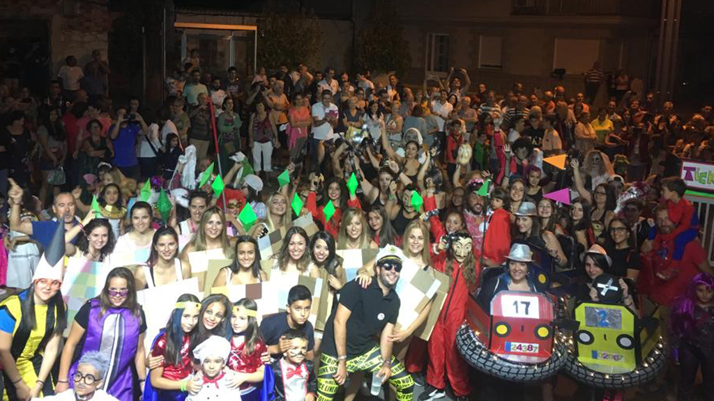 Niños y mayores disfrutaron en el concurso de disfraces el viernes.   / Lucía Luque