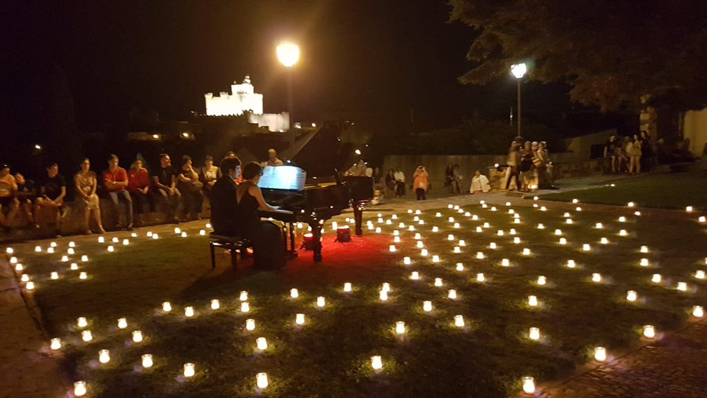 La música de los pianos, acompañada de las velas, iluminará la noche en Ayllón. / E.A.