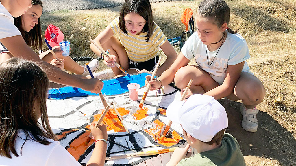 Riaguas verde, Riaguas mágico 1 Los más pequeños, pintando los tocones de los árboles que fueron talados hace unos años. / E.A.